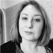 Laureata in materie giuridiche offre lezioni diritto, diritto privato, diritto costituzionale, diritto del lavoro